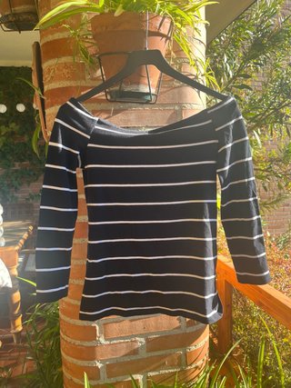 Camiseta a rayas azul y blanca palabra de honor