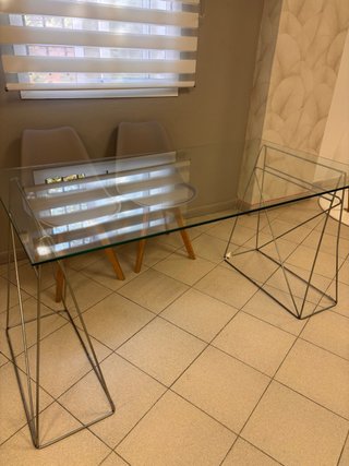 Mesa de Cristal con Patas Metálicas