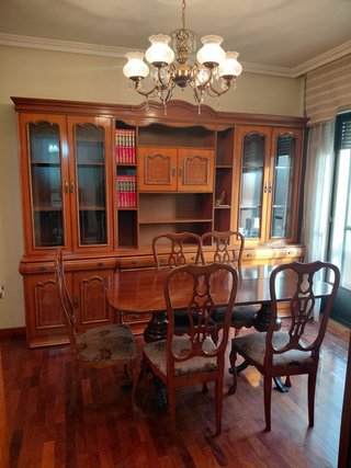 Mesa de comedor de madera con 5 sillas