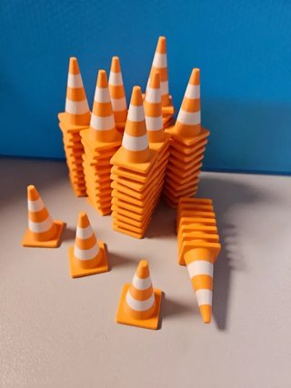 Conos de plástico naranja y blanco