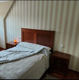 Dormitorio de Madera maciza: cabecero, mesillas