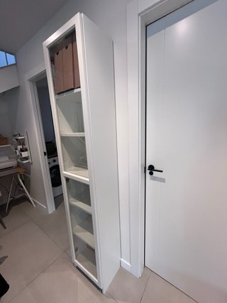 Librería Billy Ikea con puerta.