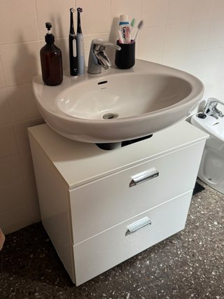 Mueble de baño blanco con dos cajones