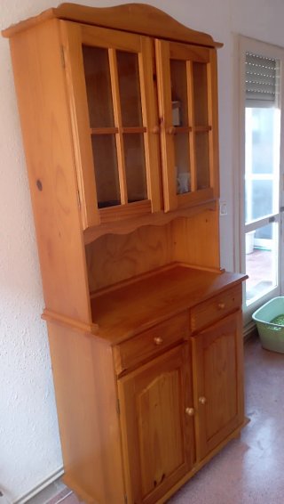 Armario de Madera con Vitrina