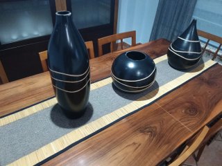Set de 3 Ánforas Decorativas y Camino de Mesa