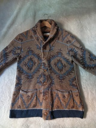 Chaqueta de punto marrón con estampado
