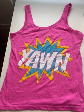 Camiseta sin mangas rosa con estampado