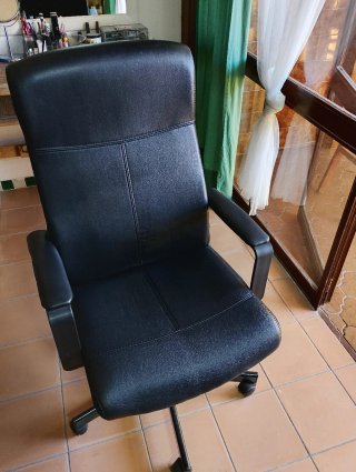 Silla de oficina negra