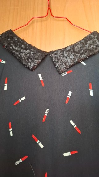 Vestido Negro con Estampado de Labiales
