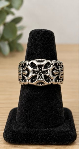 Anillo con diseño de cruz