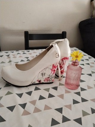 Zapatos de cuña blancos con estampado floral