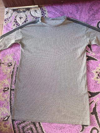 Camiseta larga gris