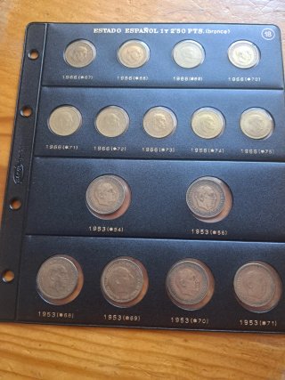 Hoja pardo 18 con monedas de 1 y 2.5 pesetas.