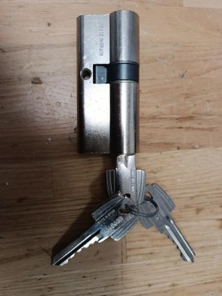 10 Bombínes de puerta con 3 llaves cada uno