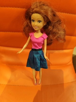 Muñeca Mia con pelo castaño