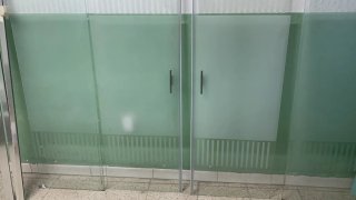 Mampara de bañera de cristal, de marca Roca.