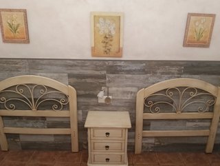 2 Cabeceros de Madera, Mesita de Noche y 3 cuadros