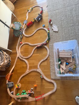 Tren de madera Brio con vías y accesorios