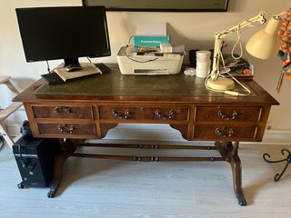 Mesa de despacho antigua de madera y piel