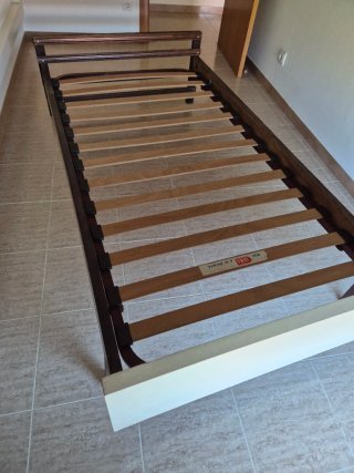 Cama individual de madera