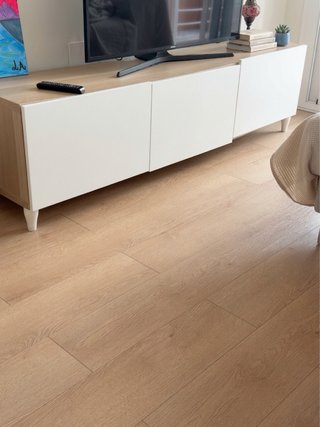 Mueble de televisión blanco y madera