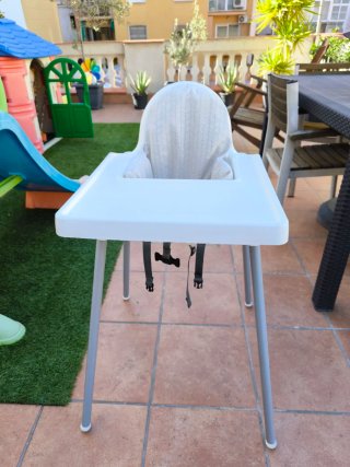 Trona Ikea con cojín y bandeja