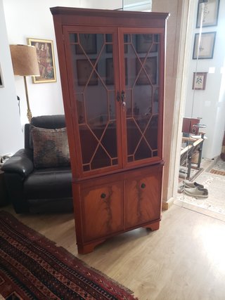 Vitrina Esquinera de Madera Clásica