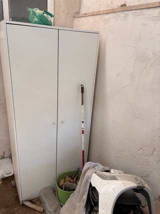 Armario blanco de dos puertas