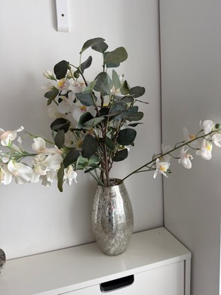 Jarrón de Cristal Plateado con Flores