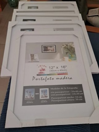 Set de 5 Marcos de Madera Blancos