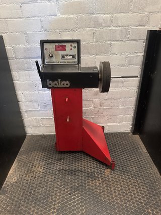 Equilibradora de Ruedas de Moto Balco