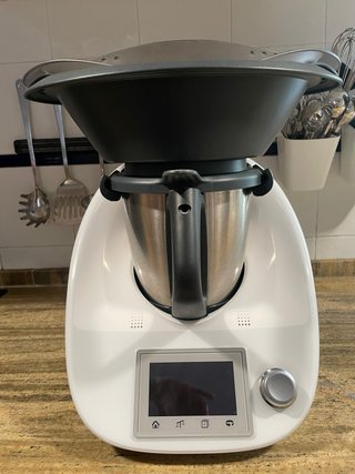 Thermomix TM5 con accesorios y libros