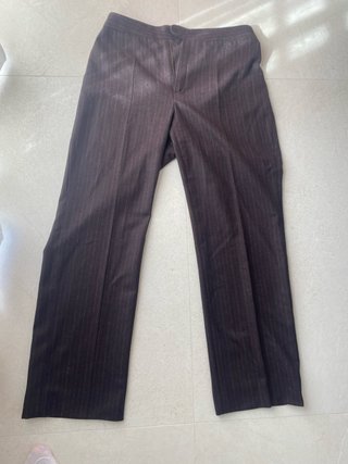 Pantalón de vestir marrón con rayas