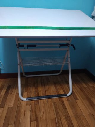 Mesa de dibujo profesional plegable.