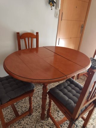 Mesa de comedor extensible y 4 sillas