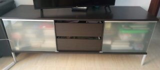 Mueble de TV con puertas de cristal y cajones