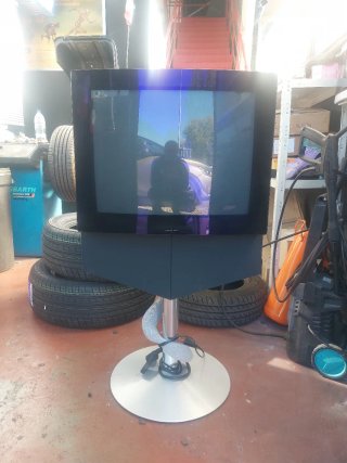 Televisor Bang & Olufsen con soporte