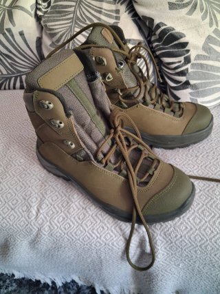 Botas de montaña color verde oliva