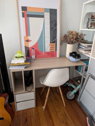 Escritorio de madera con cajones