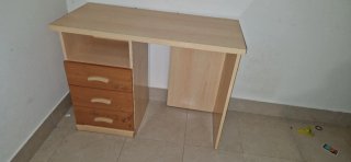 Escritorio de madera con cajonera