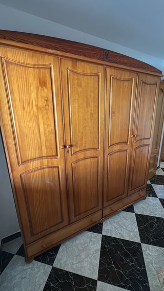 Armario de madera de cuatro puertas