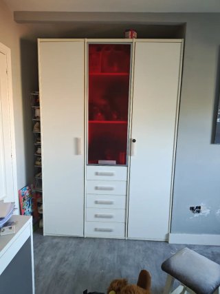 Armario Blanco de Tres Puertas. Blanco y rojo