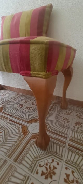Banqueta de madera con tapizado a rayas