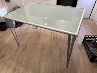 Mesa de salón con sobre de cristal