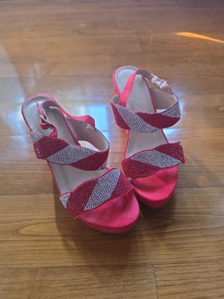 Sandalias de Tacón Rojas y Plateadas