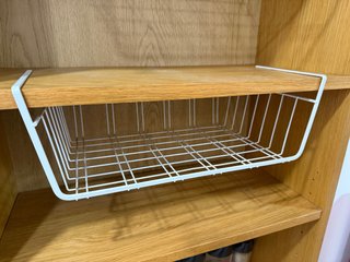 Cesta colgante para baldas