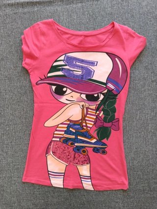 Camiseta rosa fucsia con gráfico de patinadora