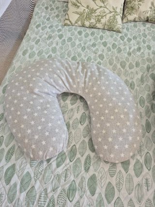 Almohada de lactancia con estampado de estrellas