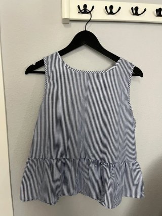 Top sin mangas a rayas con peplum