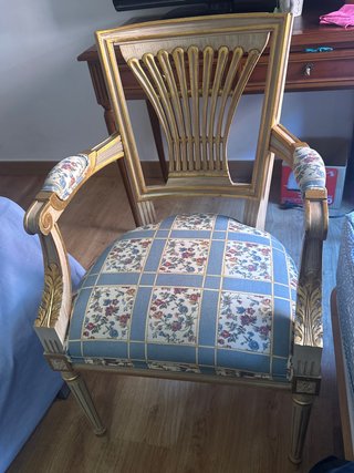 Silla de madera con tapizado floral